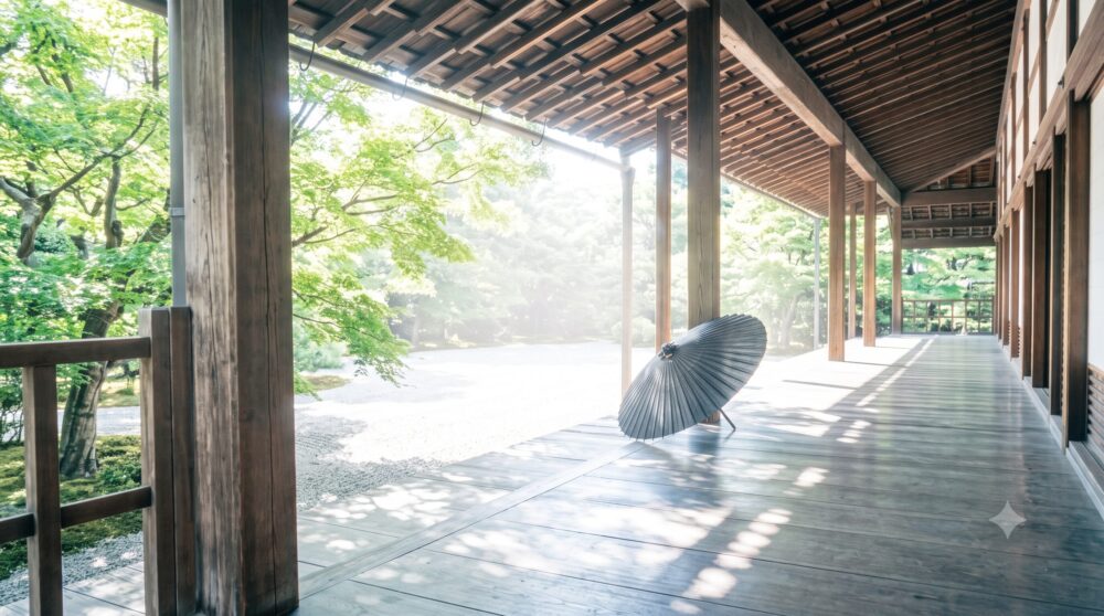 夏の寺院の静かな日陰と日傘