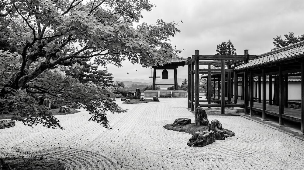 葬儀を終えた後の静寂な日本庭園の風景