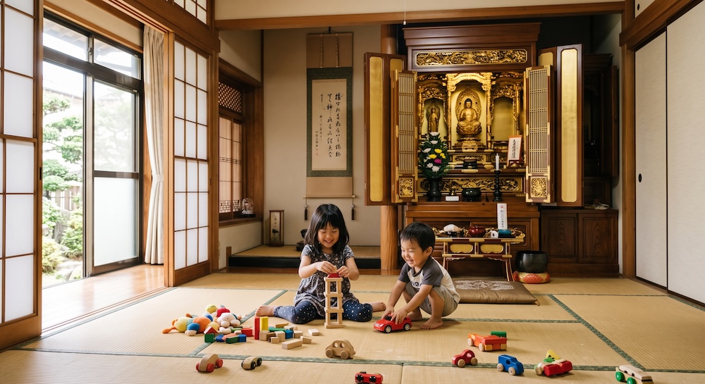 仏壇におままごとのおもちゃを供える孫